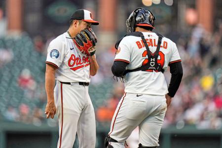 レッドソックス戦の３回、マウンドで捕手と話すオリオールズ・菅野＝ボルティモア（ＡＰ＝共同）