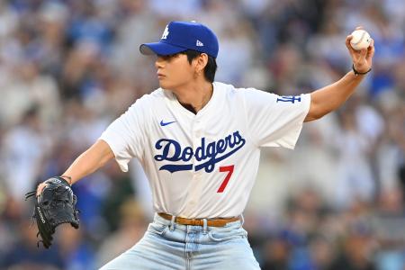 ドジャースタジアムで始球式に登場したＢＴＳのＶさん＝２５日、ロサンゼルス（ＡＰ＝共同）