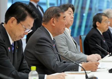ＧＸ実行会議であいさつする石破首相（左から２人目）＝２６日午前、首相官邸