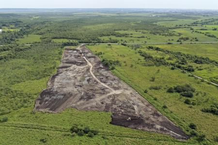 北海道の釧路湿原周辺で建設が進む大規模太陽光発電所（メガソーラー）の工事現場＝２０日
