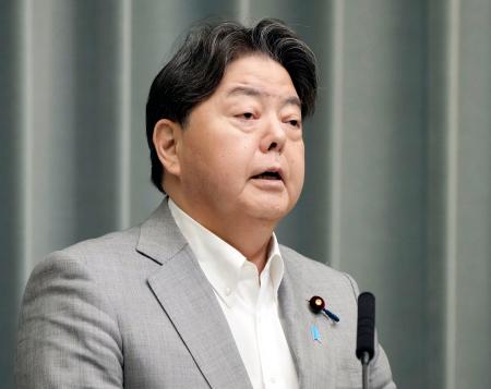 記者会見する林官房長官＝２６日午前、首相官邸
