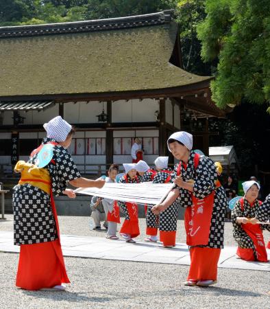大神神社の感謝祭で奉納された「三輪そうめん掛唄」＝２６日午前、奈良県桜井市