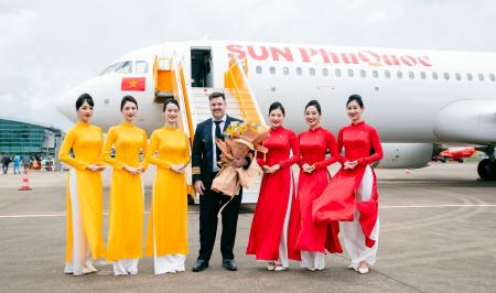サン・フーコク・エアウェイズのスタッフら＝１０日、ベトナム南部フーコク島（同社提供・共同）
