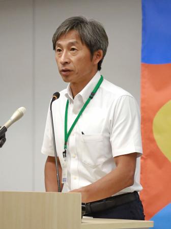 記者会見で再選出馬を正式表明する長野市の荻原健司市長＝２６日午後、市役所