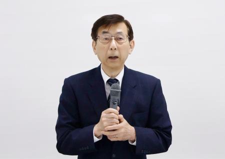 入試の採点ミスを受けて記者会見する新潟県立大の若杉隆平学長＝２６日午後、新潟市