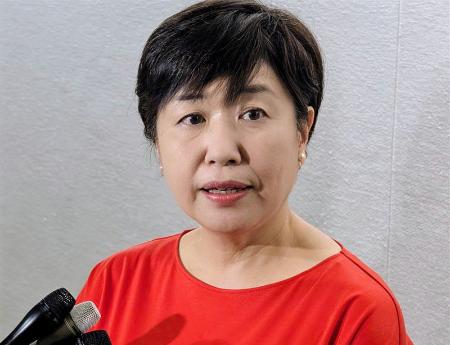 報道陣の取材に応じる遊佐美由紀氏＝２６日午前、仙台市