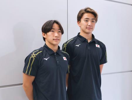 競泳の世界ジュニア選手権から帰国し、取材に応じる大橋信（左）と今福和志＝２６日、成田空港