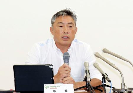 記者会見する千葉県木更津市の渡辺芳邦市長＝２６日午前、木更津市役所
