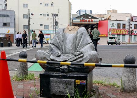首が折られた豊臣秀吉像＝２６日午後、名古屋市西区