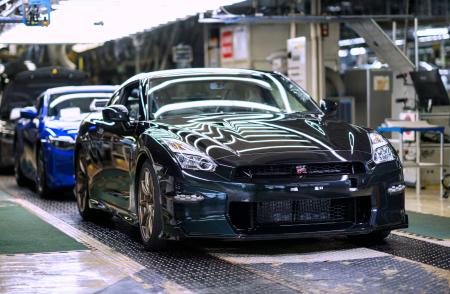 日産自動車の栃木工場で生産されたスポーツカー「ＧＴ―Ｒ」の最後の１台＝２６日