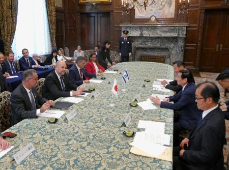 イスラエルのオハナ国会議長（左から２人目）と面会する関口昌一参院議長（右から２人目）＝２６日午後、国会