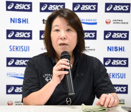 日本陸連の取り組みについて説明する來田享子常務理事＝２６日、東京都新宿区