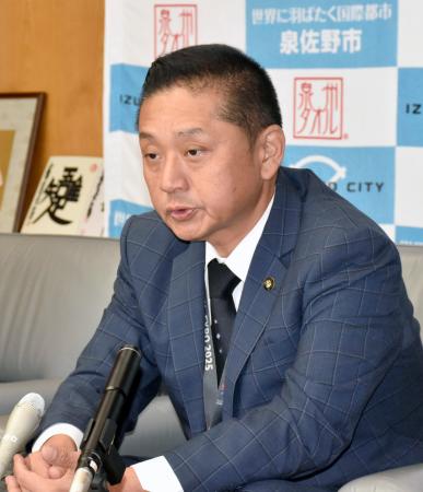 相談窓口の設置について説明する、大阪府泉佐野市の千代松大耕市長＝２６日午後、市役所