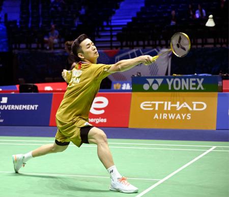 男子シングルス１回戦　台湾選手と対戦する西本拳太＝パリ（共同）