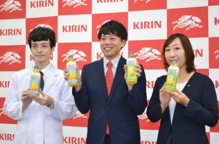 「午後の紅茶」の新商品をＰＲするキリンビバレッジの担当者＝２６日午後、東京都中央区