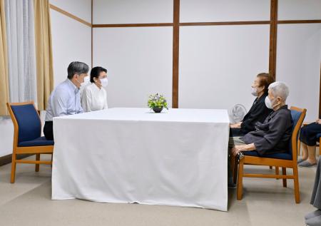 元硫黄島民の原ヤイ子さん（右手前）、渡部敦子さん（同奥）と懇談される天皇、皇后両陛下＝２６日午後、栃木県那須町の那須御用邸付属邸
