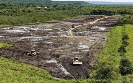 釧路湿原周辺で設置が相次ぐ大規模太陽光発電所（メガソーラー）＝２０日午前、北海道釧路市（ドローンから）