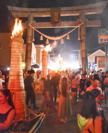 山梨県富士吉田市の伝統行事「吉田の火祭り」で並ぶたいまつ＝２６日夜