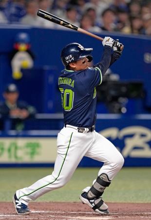 ４回ヤクルト１死一、三塁、北村恵が先制の中犠飛を放つ＝バンテリンドーム