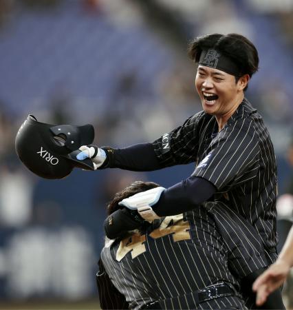 １２回、サヨナラ打を放ち喜ぶオリックス・太田＝京セラドーム