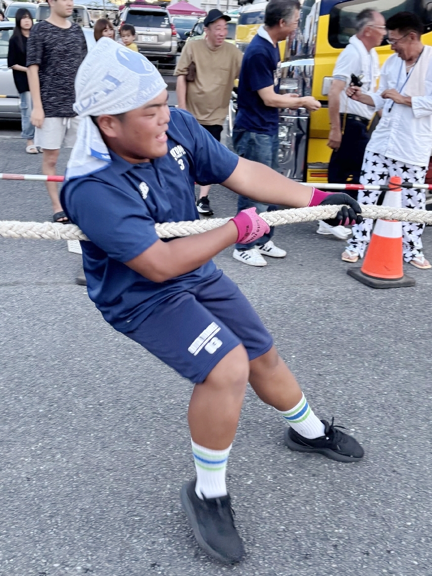 力を込めて綱を引く渡辺行雲さん