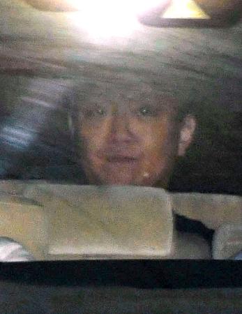 公選法違反の疑いで逮捕され警視庁赤坂署に入る李昌範容疑者＝２６日午後８時１９分