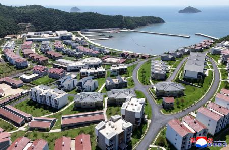 北朝鮮咸鏡南道楽園郡に完成した海産物の養殖拠点＝２６日（朝鮮中央通信＝共同）