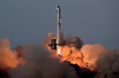 打ち上げられた米スペースＸの大型宇宙船「スターシップ」＝２６日、テキサス州スターベース市（ロイター＝共同）