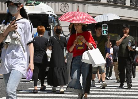 猛暑の中、東京・銀座を歩く人たち＝２７日午前１１時半ごろ