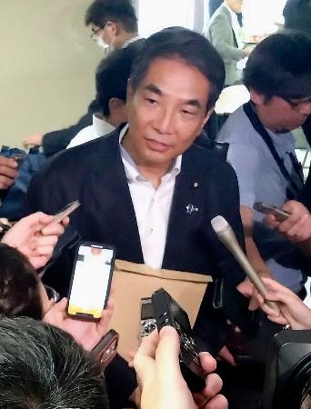 会合後、記者団に囲まれる自民党の江藤前農相＝２７日午後、東京・永田町の党本部