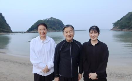 静養先の須崎御用邸敷地内にある三井浜で、海水浴を楽しまれた天皇ご一家＝８月、静岡県下田市（宮内庁提供）
