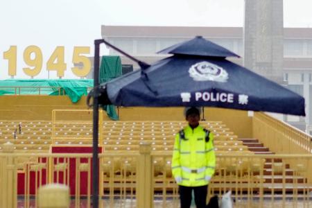 天安門広場に設置された観覧席＝２７日、北京（共同）