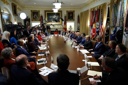 ホワイトハウスでトランプ米大統領が開いた閣議＝２６日、ワシントン（ゲッティ＝共同）
