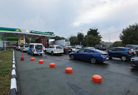 ロシア極東ウラジオストクのガソリンスタンドで列をなす車＝２２日（ロイター＝共同）