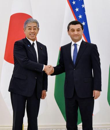 ウズベキスタンのサイドフ外相（右）と握手する岩屋外相＝２７日、タシケント（共同）