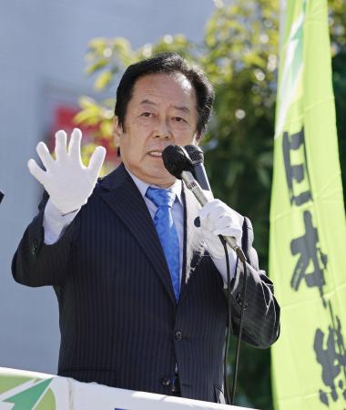 ２０２１年の衆院選で候補者の応援演説をする日本維新の会の石井章参院議員＝茨城県取手市