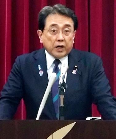 記者会見する赤沢経済再生相＝２７日午後、内閣府