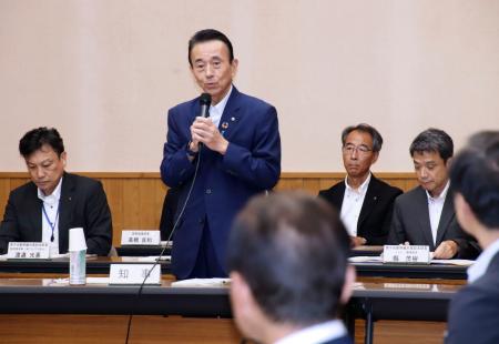 リニア中央新幹線工事に関する意見交換会で、あいさつする静岡県の鈴木康友知事＝２７日午後、静岡県庁