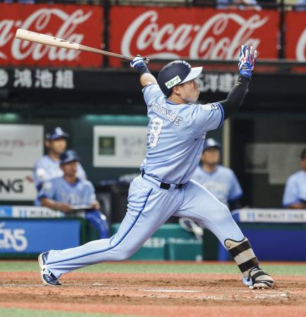 ３回西武１死二塁、渡部聖が左中間に同点２ランを放つ＝ベルーナドーム