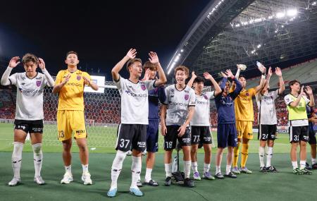 浦和に逆転勝ちし、サポーターと喜びを分かち合うＦＣ東京の選手たち＝埼玉スタジアム