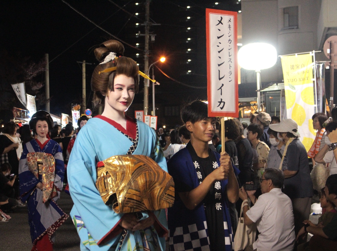 名物の「花魁道中」では着物に身を包んだ参加者たちが地区内を練り歩く＝２０２４年８月、別府市浜脇