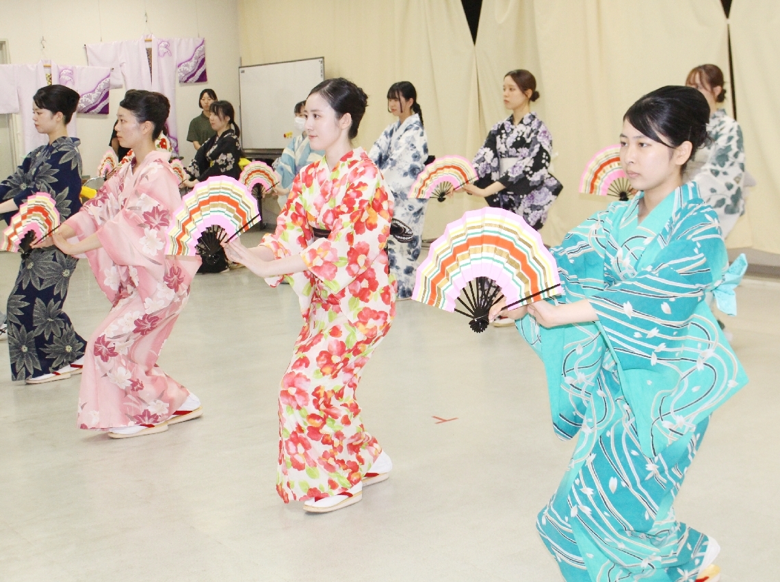 稽古に励む扇子踊り娘＝津久見市中央町