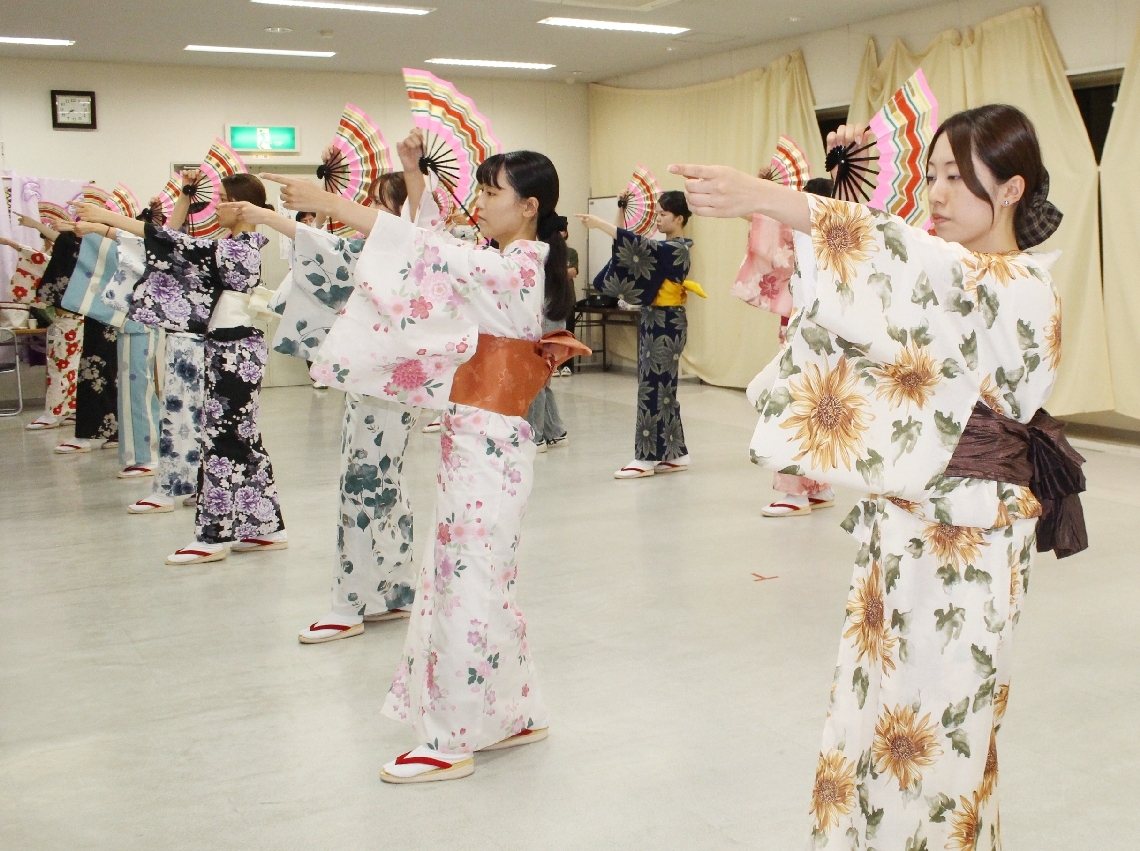 稽古に励む扇子踊り娘