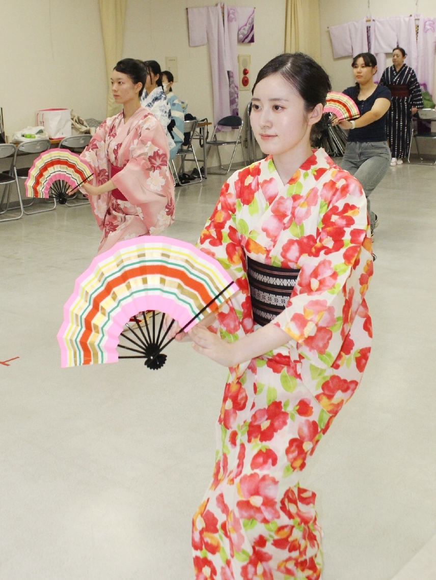 稽古に励む扇子踊り娘