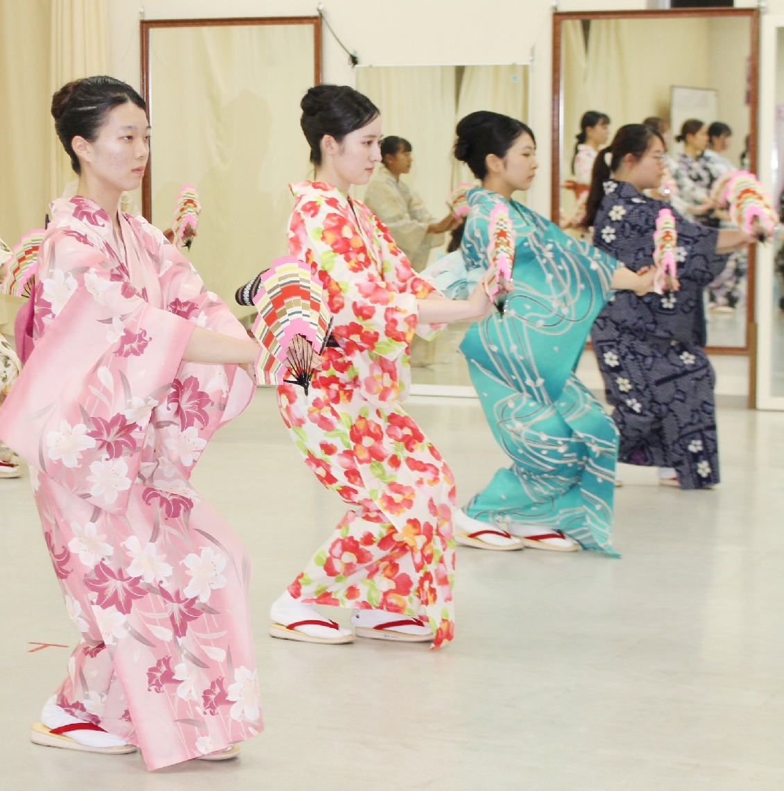 稽古に励む扇子踊り娘