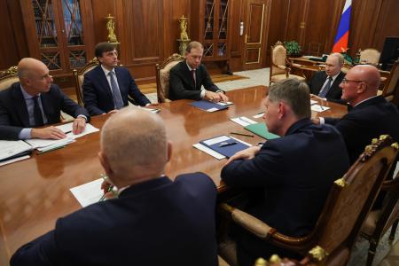 ２７日、モスクワのクレムリンで開かれたロシアの政府会合（タス＝共同）