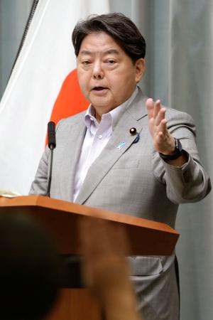 記者会見する林官房長官＝２８日午前、首相官邸