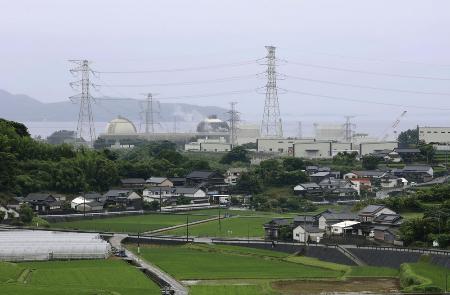 九州電力玄海原発（奥）が立地する佐賀県玄海町＝６月
