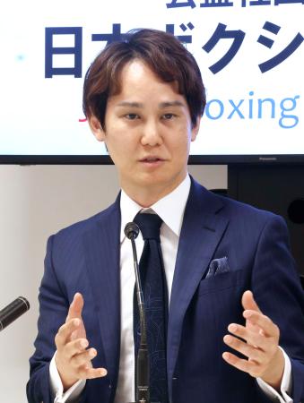 記者会見する日本ボクシング連盟の仲間達也会長＝２８日、東京都新宿区