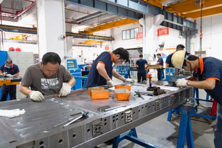 中国広東省仏山市の工場で働く労働者＝７月（共同）
